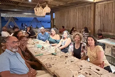 An gran tablé moun kontan anba an twa bwa.