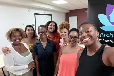 Fanm ka souri é yo ka pran an selfi douvan banniè Archip’Elles.
