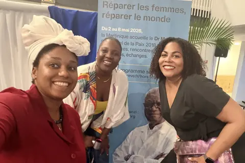 Selfi an gwoup douvan afich « Réparer les femmes, réparer le monde ».